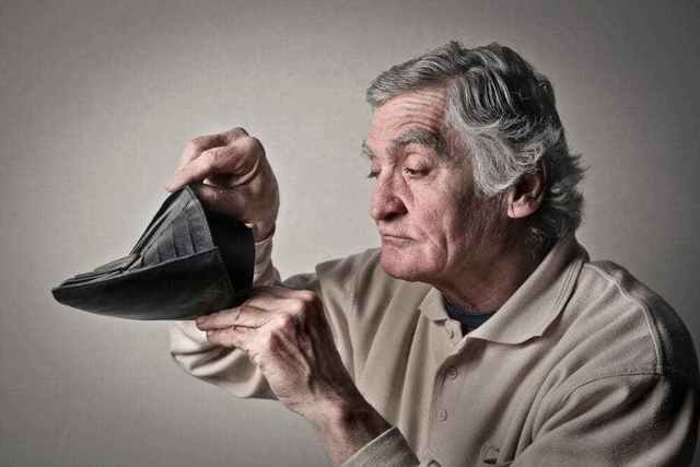Может ли пенсионер стать банкротом: процедура, как можно оформить пенсионеру-должнику оформить себе банкротство физического лица по кредиту и подать заявление (объявить о нем), какая процедура и могут ли признать несостоятельным