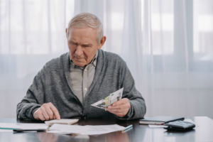 Может ли пенсионер стать банкротом: процедура, как можно оформить пенсионеру-должнику оформить себе банкротство физического лица по кредиту и подать заявление (объявить о нем), какая процедура и могут ли признать несостоятельным